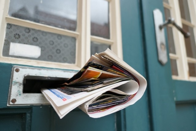 Photo d'un journal plié dépassant d'une boîte aux lettres. Crédit Pixabay
